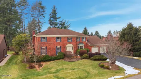 23 Fairway Ct, Albany, NY 12208