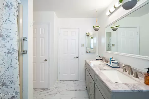 Bath - 933 E Pine Hill Dr, Schenectady, NY 12303 photo 3 of 4