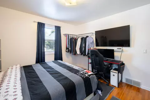 Bedroom - 933 E Pine Hill Dr, Schenectady, NY 12303 photo 5 of 8