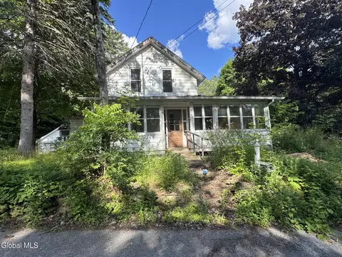 16 Summit Pl, Lake Luzerne, NY 12846