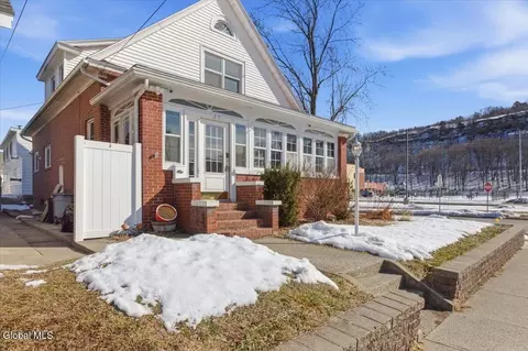 65 109th St, Troy, NY 12182