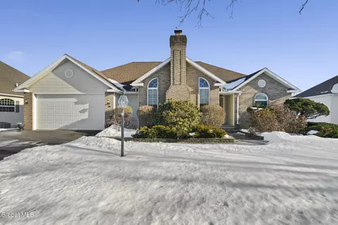 28 Dogwood Ln, Loudonville, NY 12211