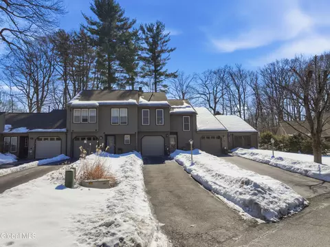 29 Tekakwitha Ct, Clifton Park, NY 12065