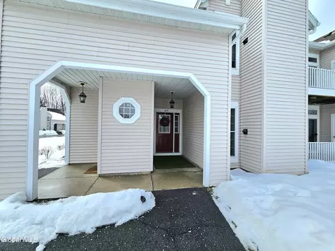 413 Diamond Rock Cir, Troy, NY 12182
