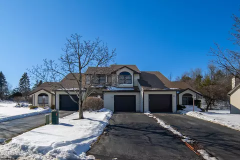 29 Surrey Hill Dr, Latham, NY 12110