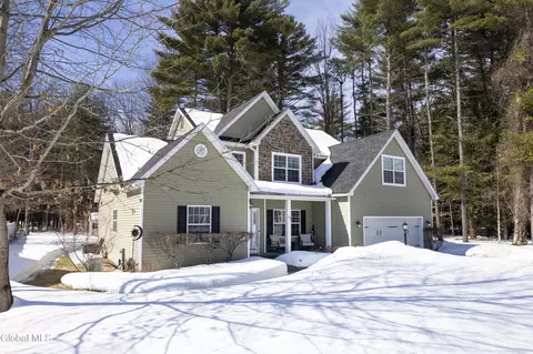 123 Richmond Hill Dr, Queensbury, NY 12804