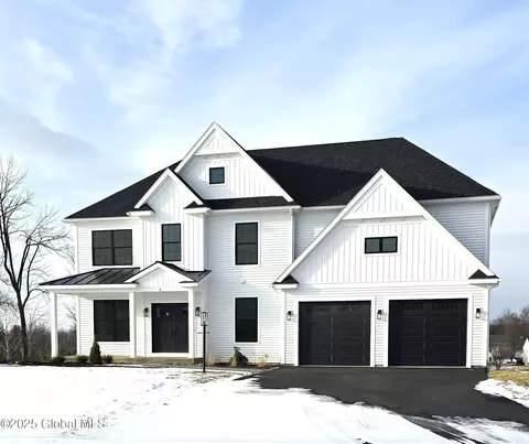3 Faulkner Dr, Halfmoon, NY 12188