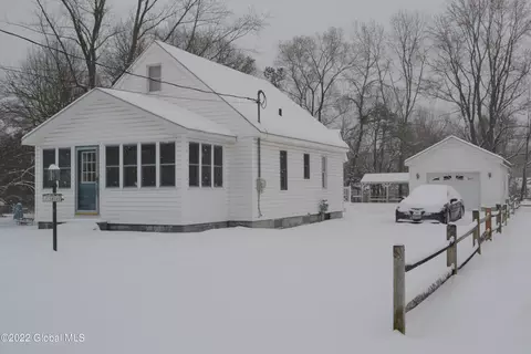 2 Garner St, Queensbury, NY 12804
