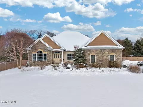 21 Estate Dr, Castleton On Hudson, NY 12033