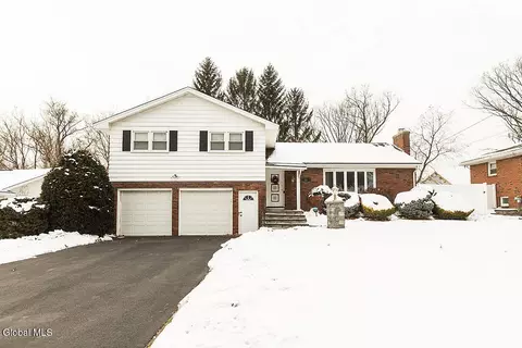 22 Danielwood Dr, Albany, NY 12211