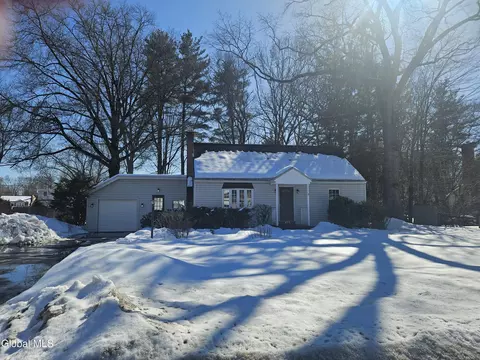 138 Willow Ln, Glenville, NY 12302