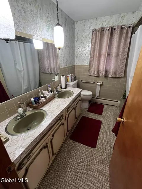 Bath - 1911 Golf Ave, Schenectady, NY 12308 photo 3 of 5