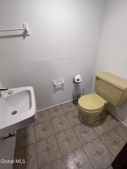 Bath - 1911 Golf Ave, Schenectady, NY 12308 photo 5 of 5
