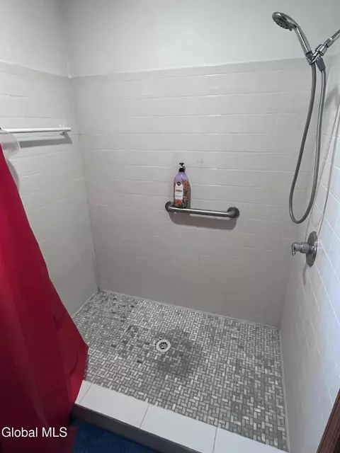 Bath - 1911 Golf Ave, Schenectady, NY 12308 photo 2 of 5