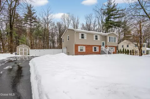 19 Barkwood Ln, Clifton Park, NY 12065