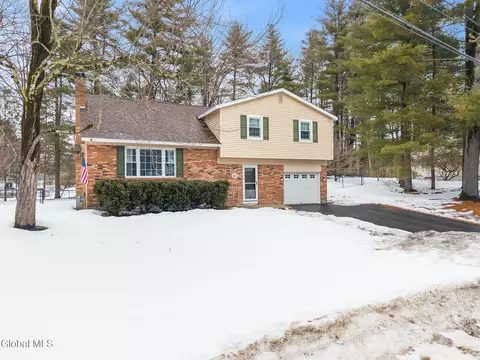 60 Vichy Dr, Saratoga Springs, NY 12866