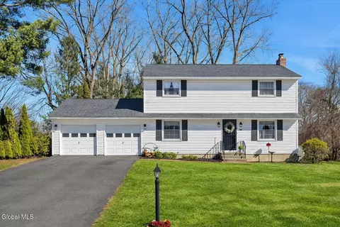 29 Bayberry Dr, Halfmoon, NY 12065