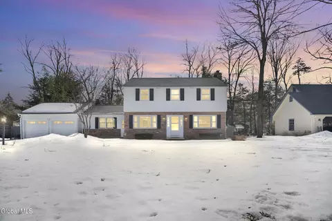 15 Cedarwood Dr, Queensbury, NY 12804