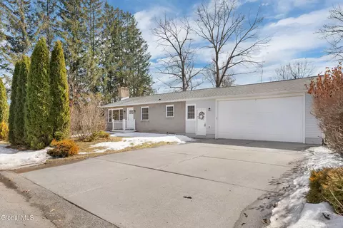 19 Carver St, Mechanicville, NY 12118