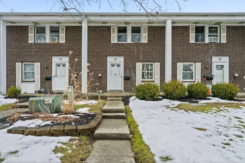 32 Maxwell Dr, Troy, NY 12180