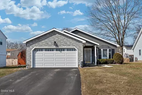 25 Cartwheel Dr, Scotia, NY 12302
