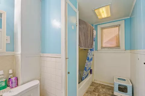 Bath - 1417 3rd Ave, Schenectady, NY 12303 photo 2 of 5