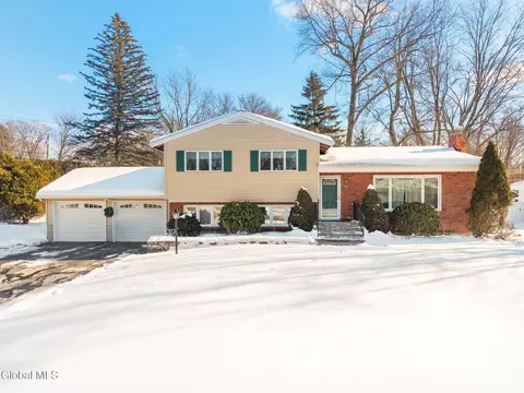 31 Brookwood Dr, Latham, NY 12110