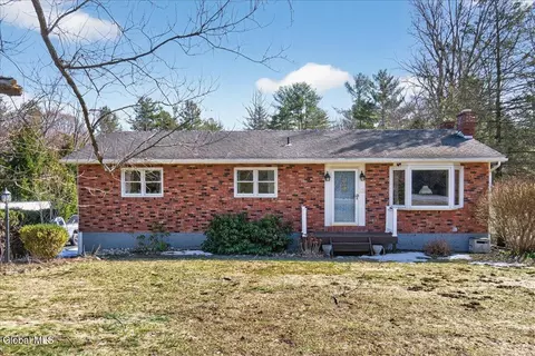 221 Droms Rd, Glenville, NY 12302