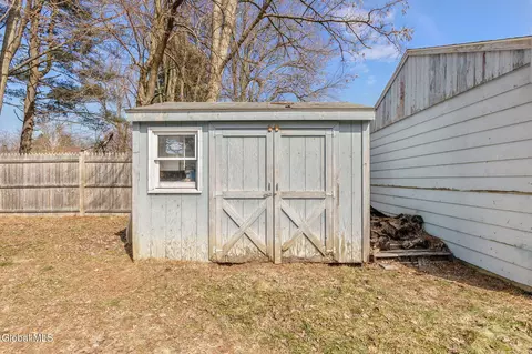 Exterior - 247 Chiswell Rd, Schenectady, NY 12304 photo 4 of 7