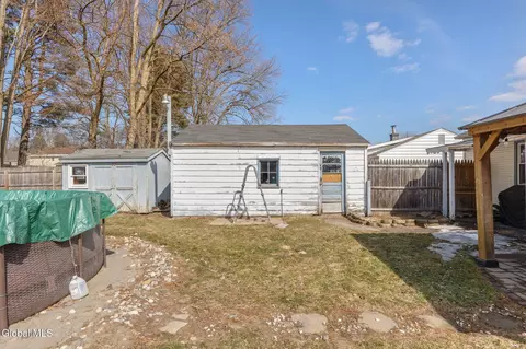 Exterior - 247 Chiswell Rd, Schenectady, NY 12304 photo 5 of 7