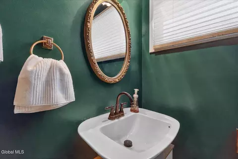 Bath - 6 Flint Dr, Delmar, NY 12054 photo 2 of 4