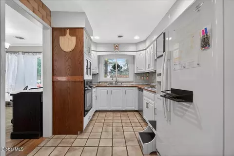 Kitchen - 6 Flint Dr, Delmar, NY 12054 photo 1 of 3