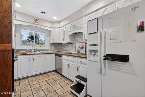 Kitchen - 6 Flint Dr, Delmar, NY 12054 photo 2 of 3