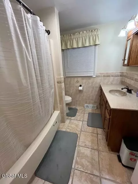 Bath - 178 Ormond St, Albany, NY 12208 photo 4 of 4