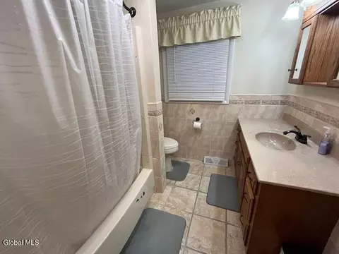 Bath - 178 Ormond St, Albany, NY 12208 photo 3 of 4