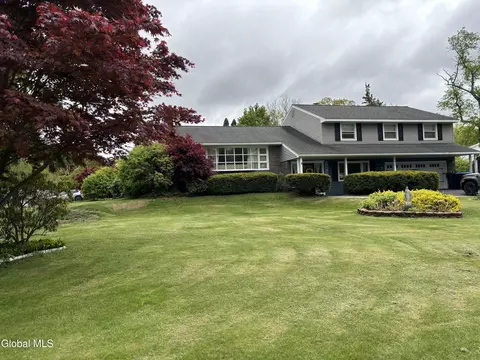 1336 Wemple Ln, Niskayuna, NY 12309