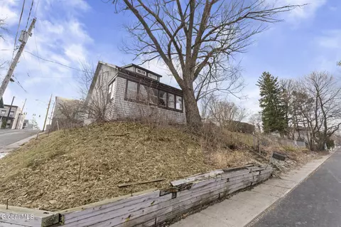 1498 2nd St, Rensselaer, NY 12144