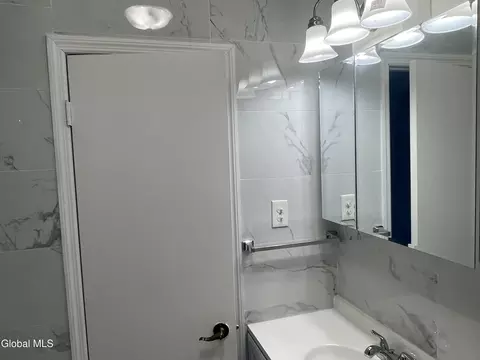 Bath - 1328 Dewitt St, Schenectady, NY 12303 photo 2 of 8