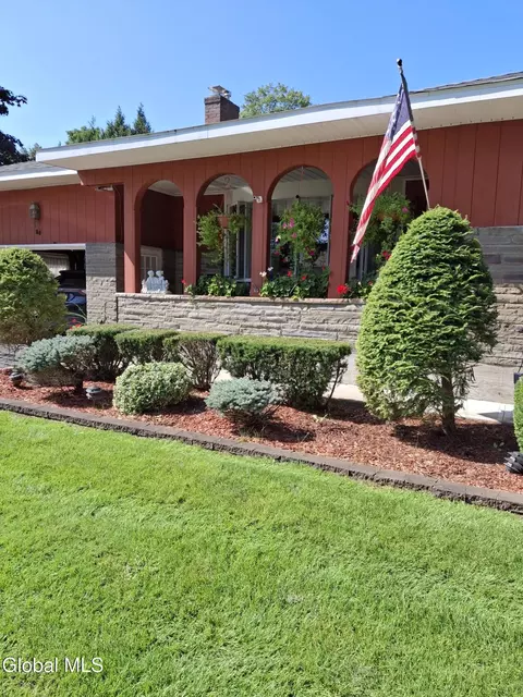 24 Juracka Pkwy, Schenectady, NY 12306