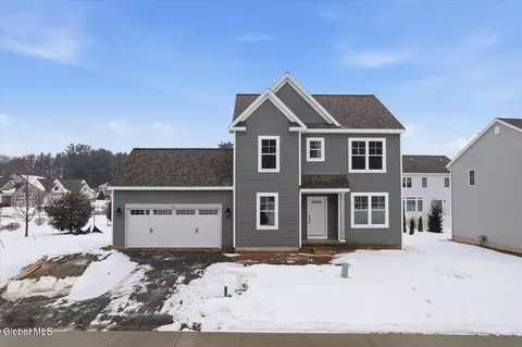 32 Bradley Cir, Halfmoon, NY 12065