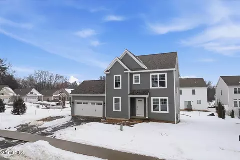 32 Bradley Cir, Halfmoon, NY 12065 photo 3
