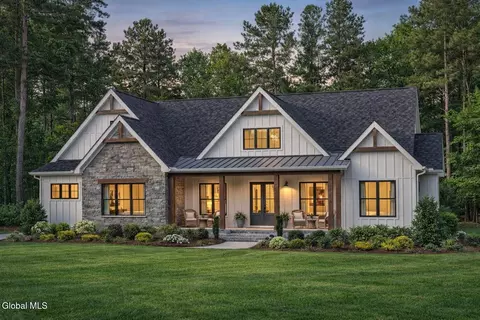 10 Cider Hl, Gansevoort, NY 12831