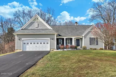 31 Summerfield Cir, Mechanicville, NY 12118