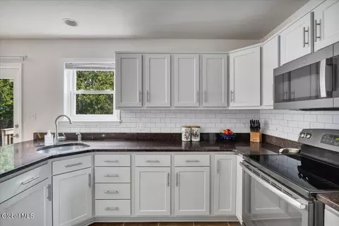 Kitchen - 33 Harwick Dr, Glenmont, NY 12077 photo 2 of 4