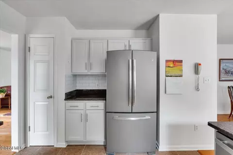 Kitchen - 33 Harwick Dr, Glenmont, NY 12077 photo 3 of 4