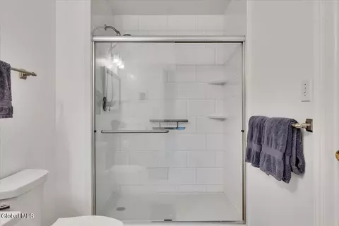 Bath - 33 Harwick Dr, Glenmont, NY 12077 photo 2 of 3