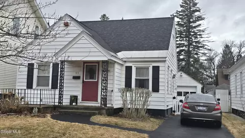 35 Eastholm Rd, Schenectady, NY 12304