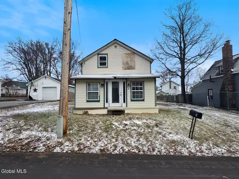 6 Center St, Stillwater, NY 12170