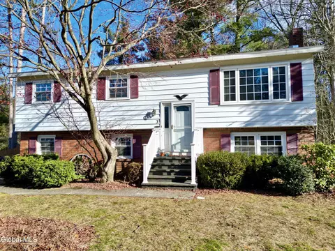 3 Dorsman Dr, Clifton Park, NY 12065