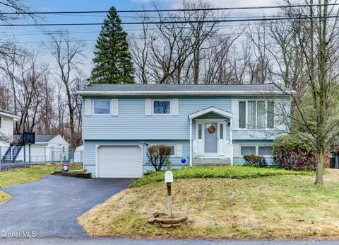 102 Rapple Dr, Colonie, NY 12205